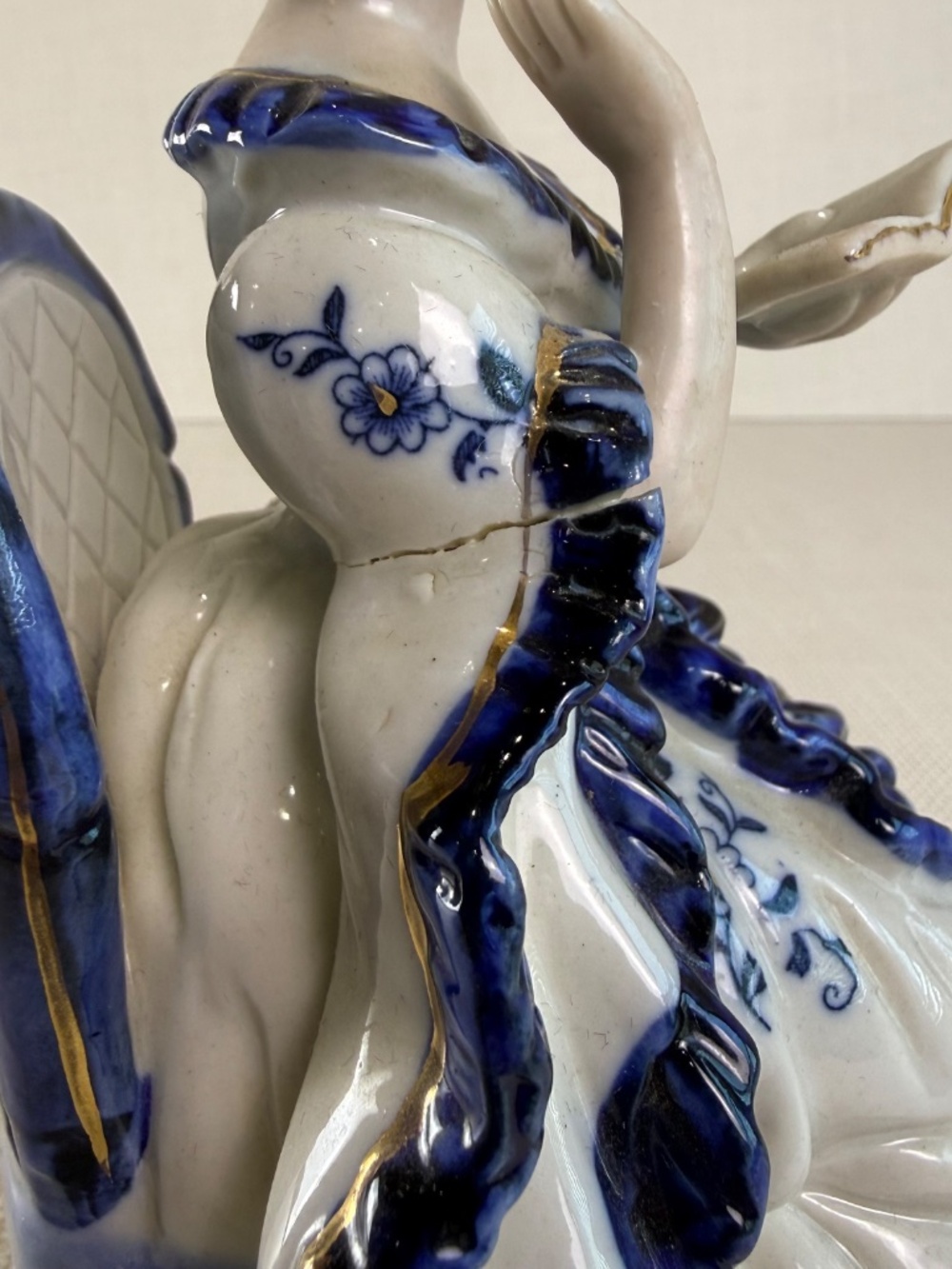 Blue & White Porcelain Lady Figurine Seated Woman Reading Delft Style Gold Trim - Picture 11 of 11